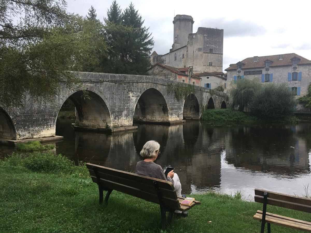 Au Pied Du Chateau Bourdeilles Exteriör bild